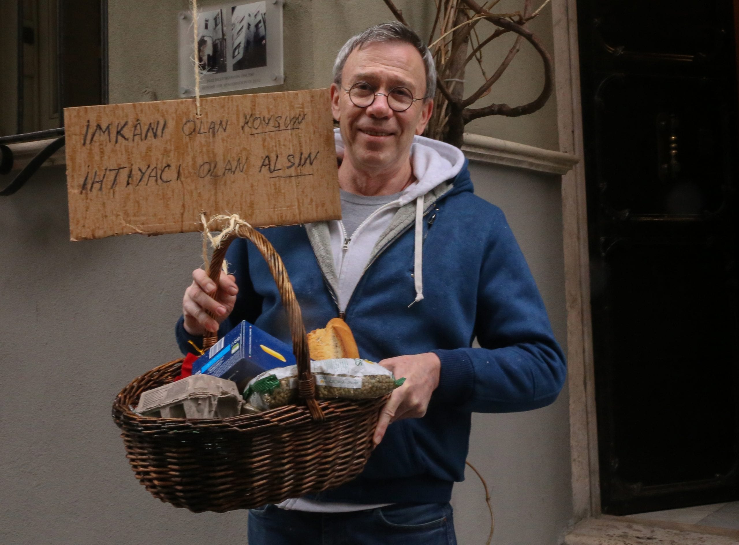 British expatriate in Istanbul helps the needy amid COVID-19 outbreak