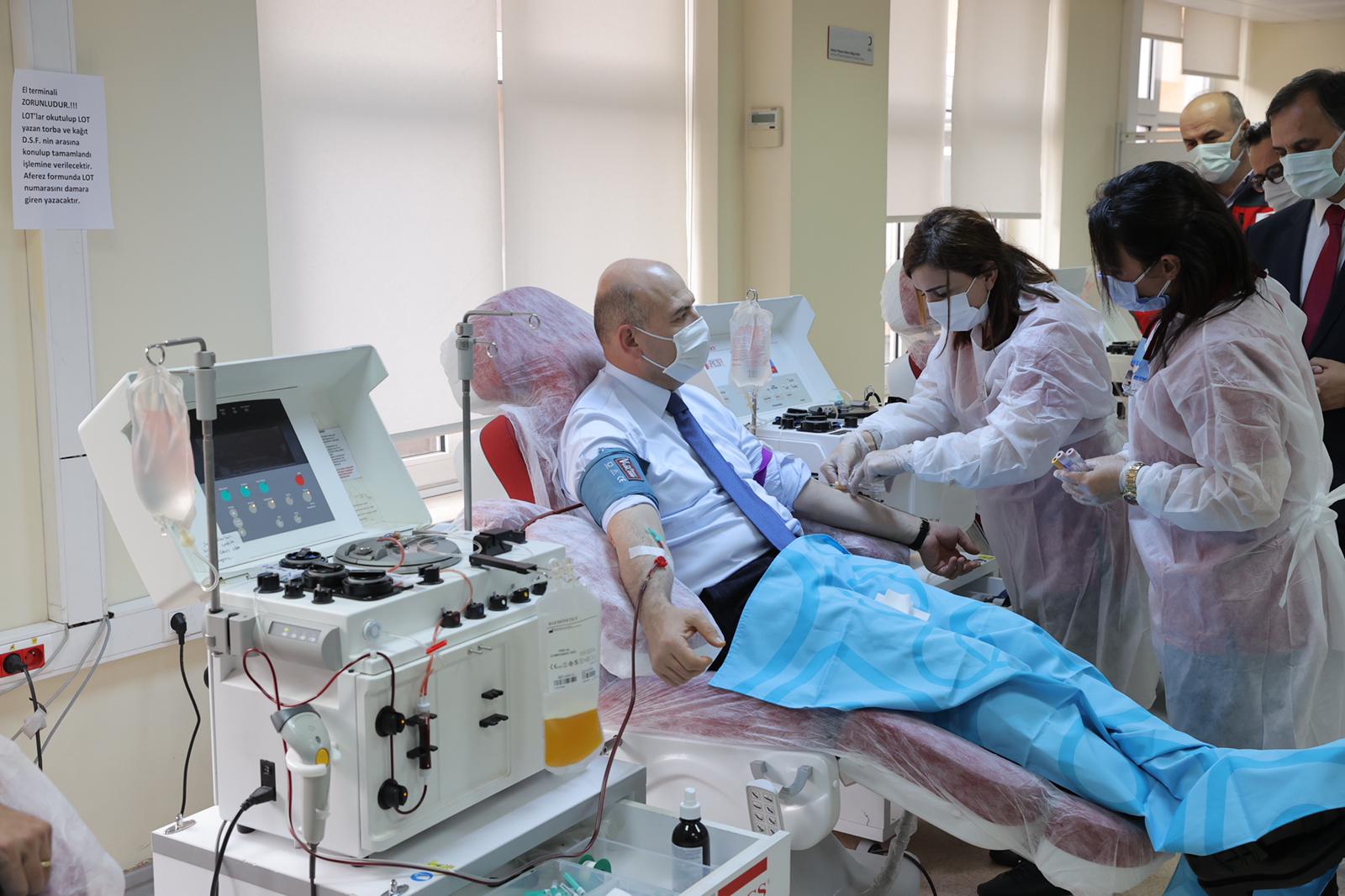 Turkey&#8217;s Interior Minister Soylu donates plasma to Kızılay