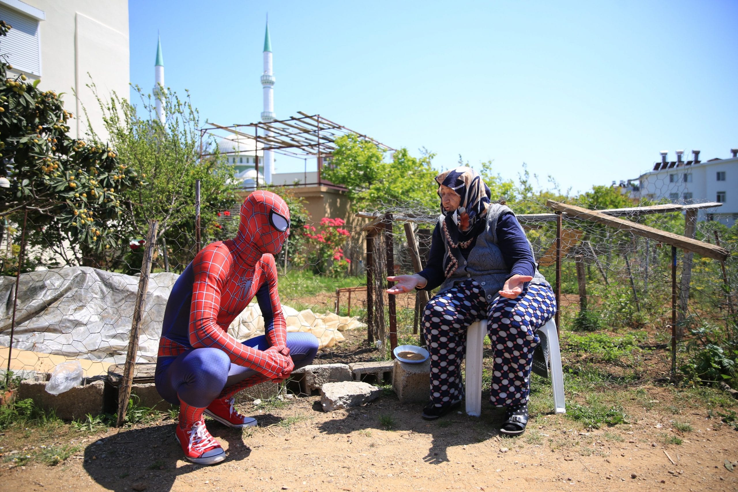 Человек-паук помогает жителям турецкой Анталии на фоне вспышки COVID-19