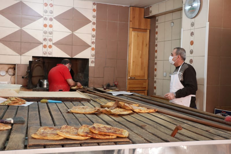 Пекарь в юго-восточной Турции раздает хлеб нуждающимся семьям