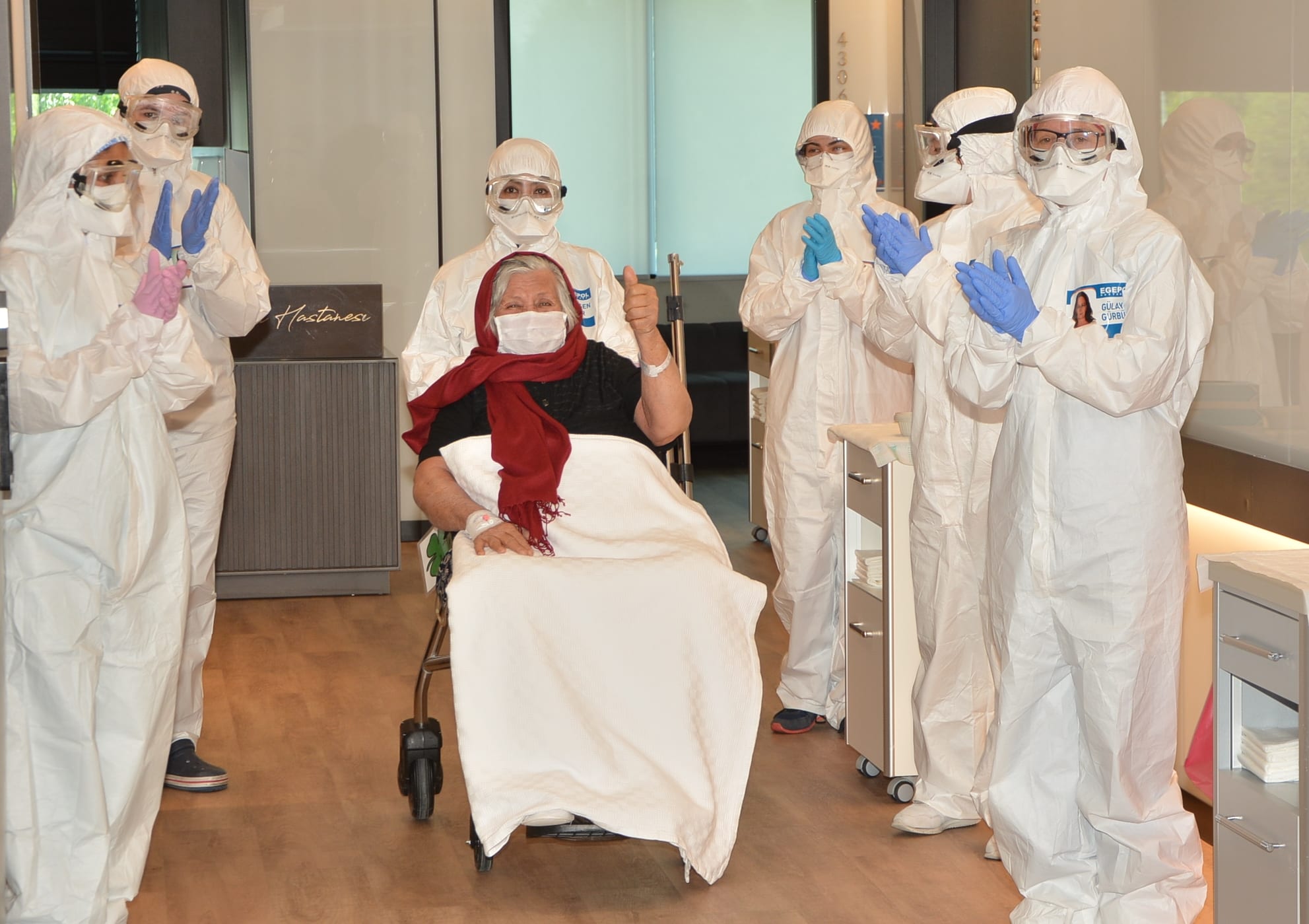 92-летняя женщина вылечилась от коронавируса в Турции