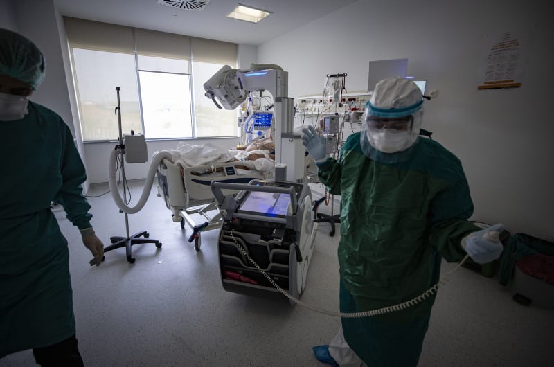 Инвестиции Турции в здравоохранение помогли в борьбе с пандемией, заявил Алтун