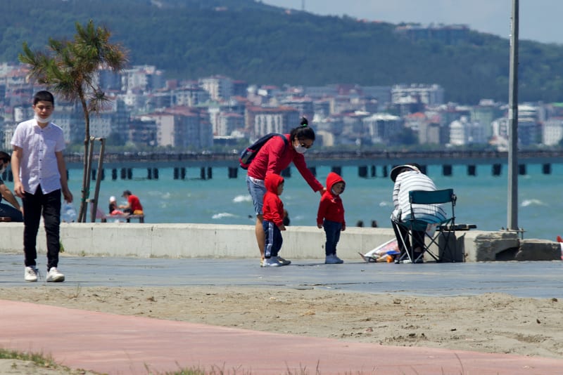 Дети по всей Турции смогли покинуть дома после 4-дневного комендантского часа
