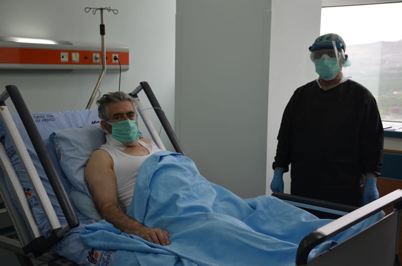 Получившие лечение плазмой крови пациент вылечился от COVID-19 в Турции