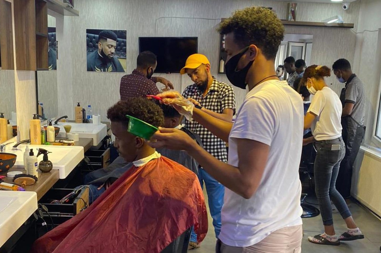 Сомалийский парикмахер, живущий в Турции, надеется на скорое восстановление бизнеса