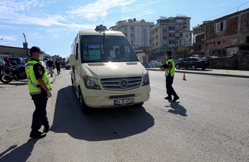 Bans, warnings for packed minibuses, gatherings amid COVID-19 pandemic in Turkey