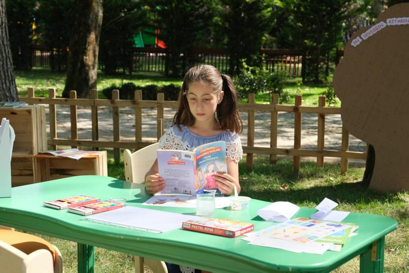 Библиотека под открытым небом обслуживает любителей книг в Бурсе
