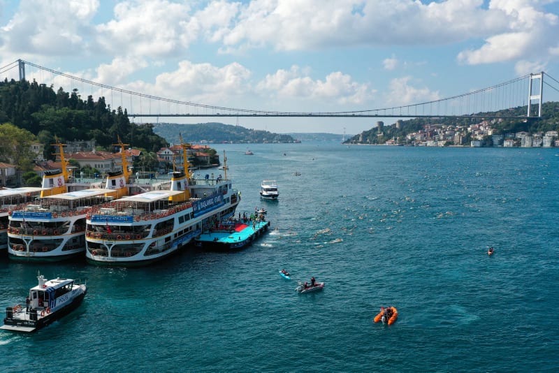 Кросс-континентальные соревнования по плаванию на Босфоре состоялись в Стамбуле