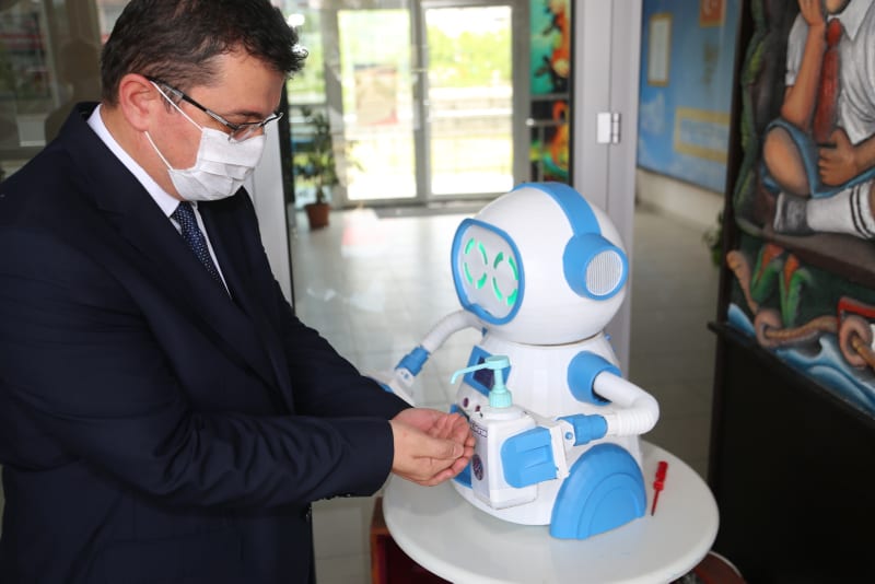 Группа учителей в Турции создала робота для борьбы с пандемией