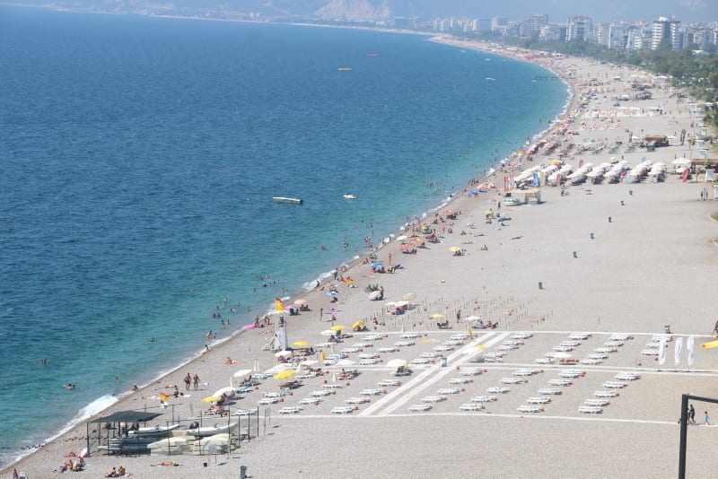 Туристы и местные жители заполнили пляжи в Анталье