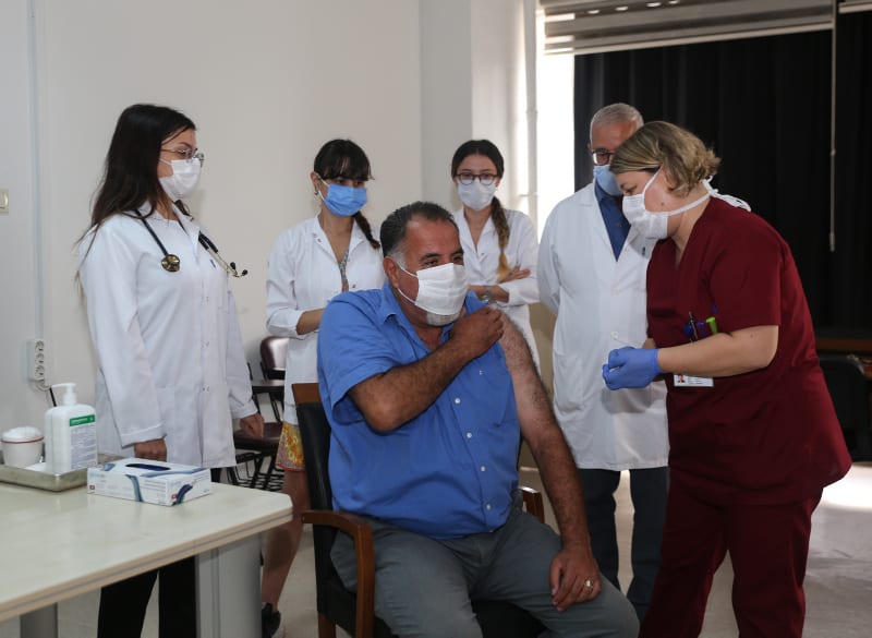 Турция планирует начать испытания на людях вакцин против коронавируса