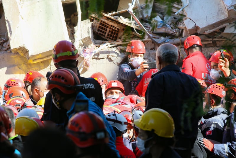 Поисково-спасательные работы продолжаются после землетрясения в Турции