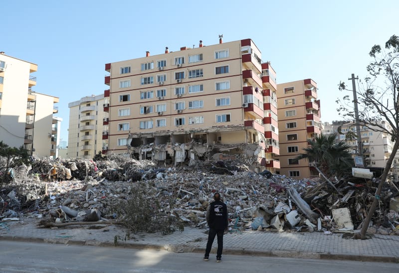 Красный Полумесяц оказал помощь инвалиду, пережившему землетрясение в Измире