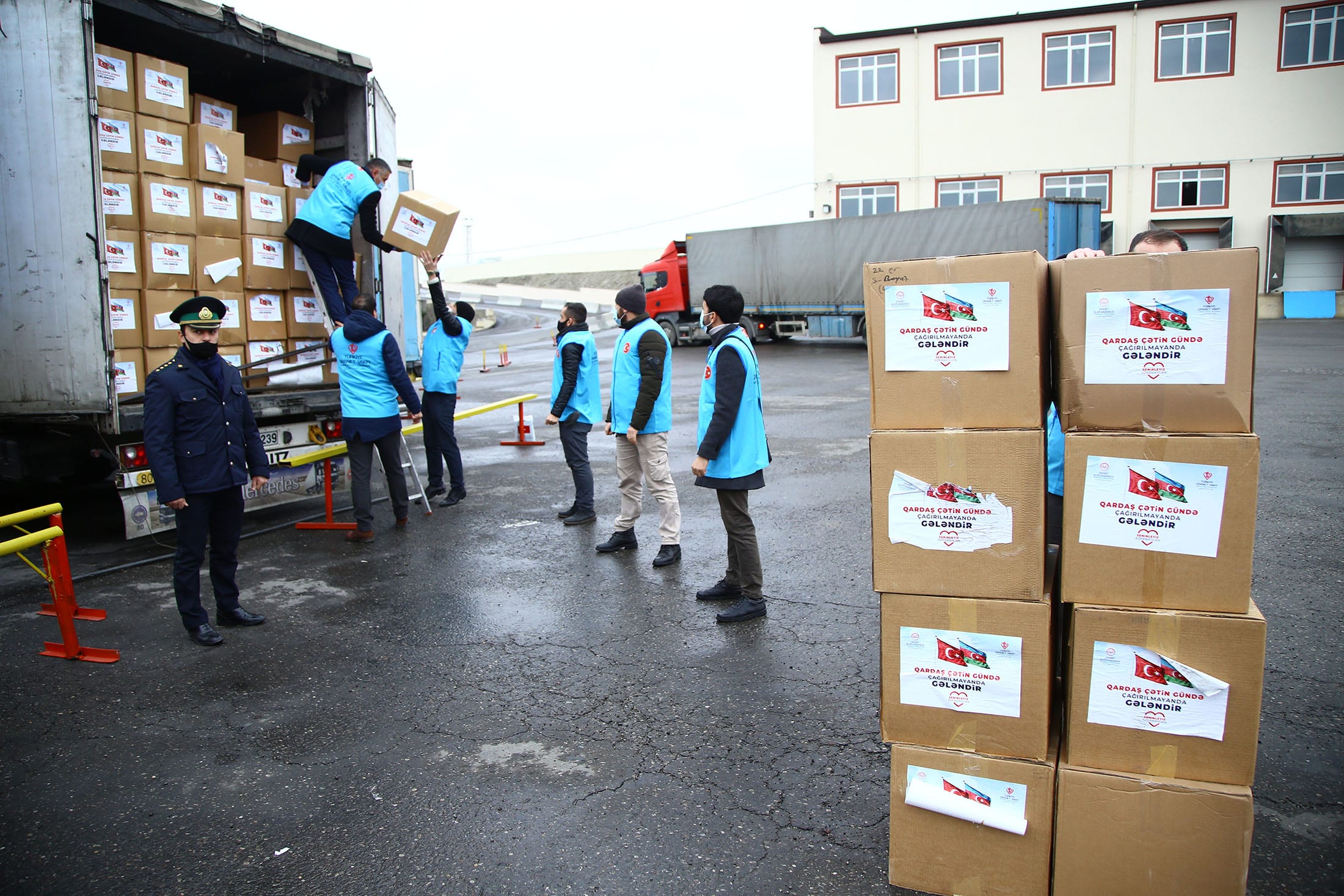 Турция направила гуманитарную помощь в Азербайджан