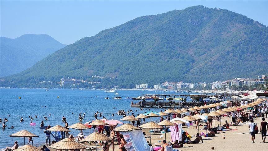 В Турции создали пляжные зонтики , которые производят электричество с помощью солнечных батарей