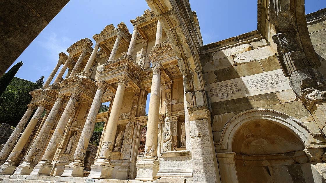 Пешеходные маршруты через древний город Эфес на юге Турции