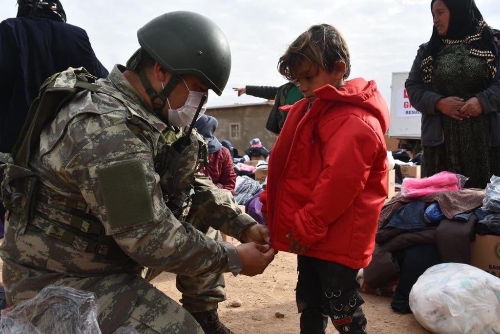 Турция отправила еду и одежду детям на севере Сирии