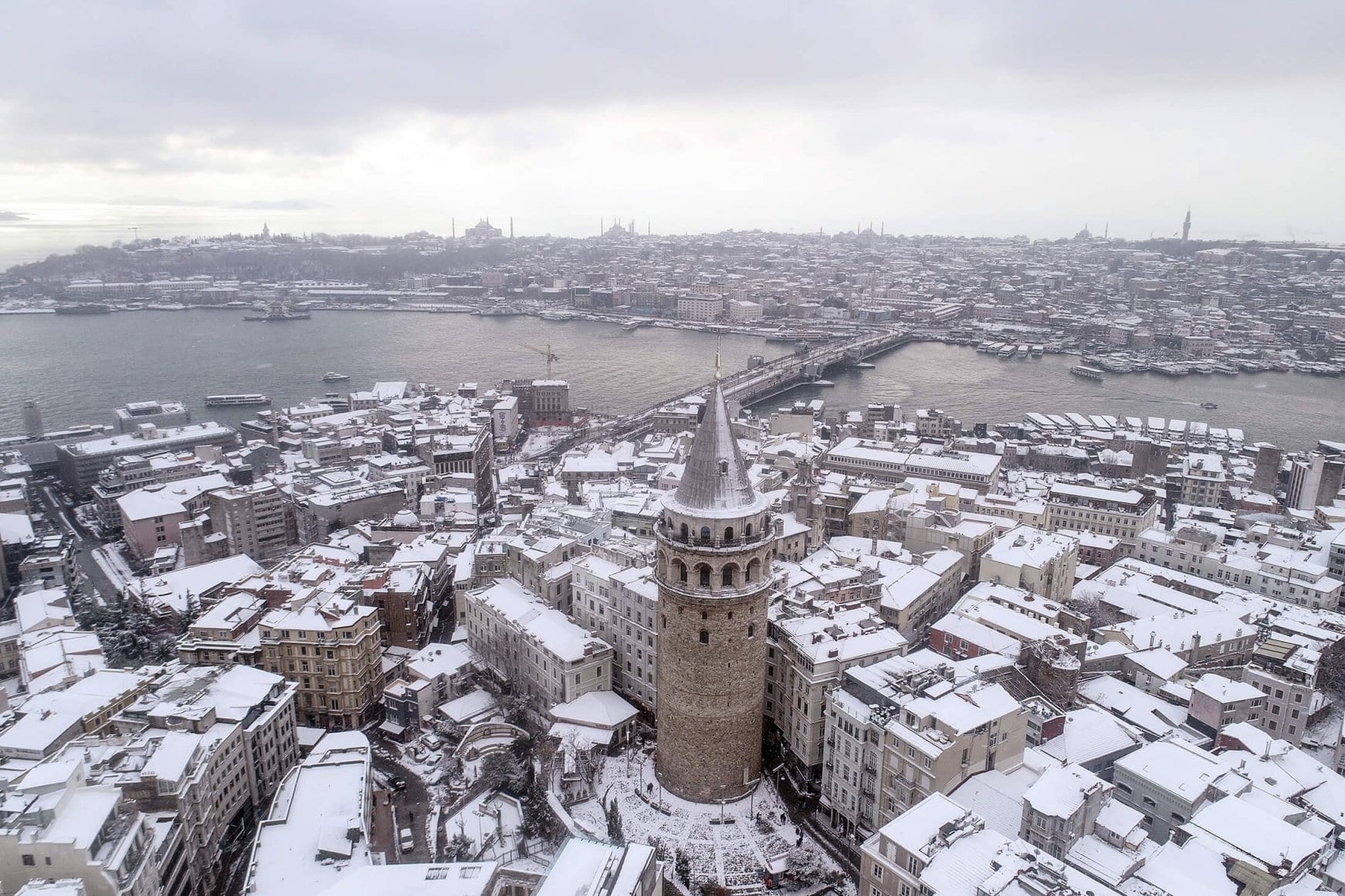 Istanbul gripped by sporadic snowfall