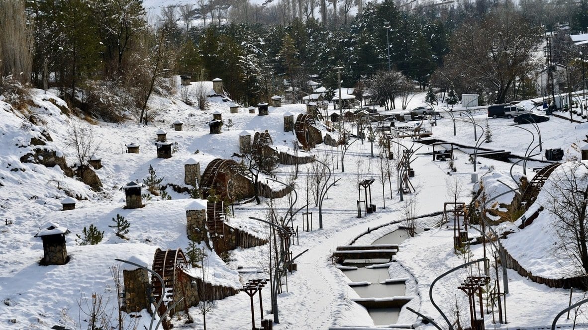 Снежная деревня хоббитов в Турции привлекает туристов