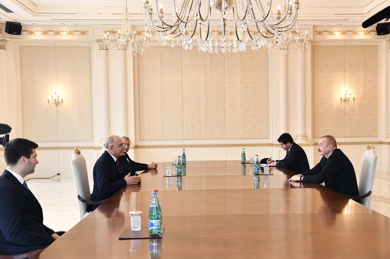 Президент Азербайджана Алиев и делегация партии МХП обсудили проект школы