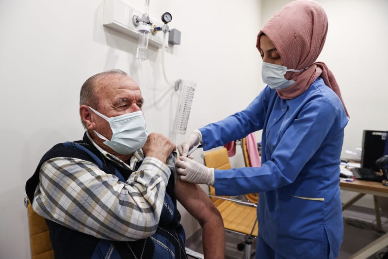 Медицинские работники в Турции будут проводить второй тест из-за мутации вируса