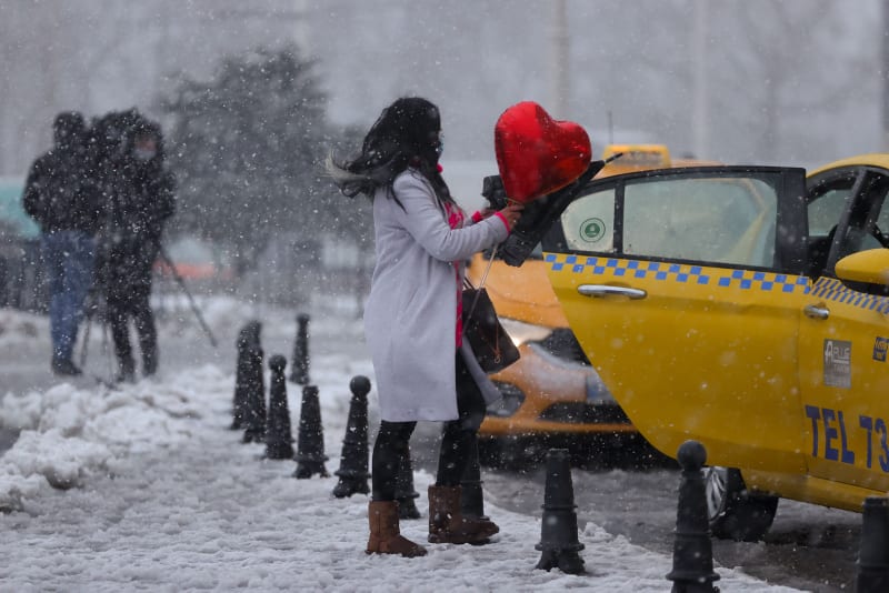 Турки ищут способы отпраздновать День святого Валентина в условиях изоляции