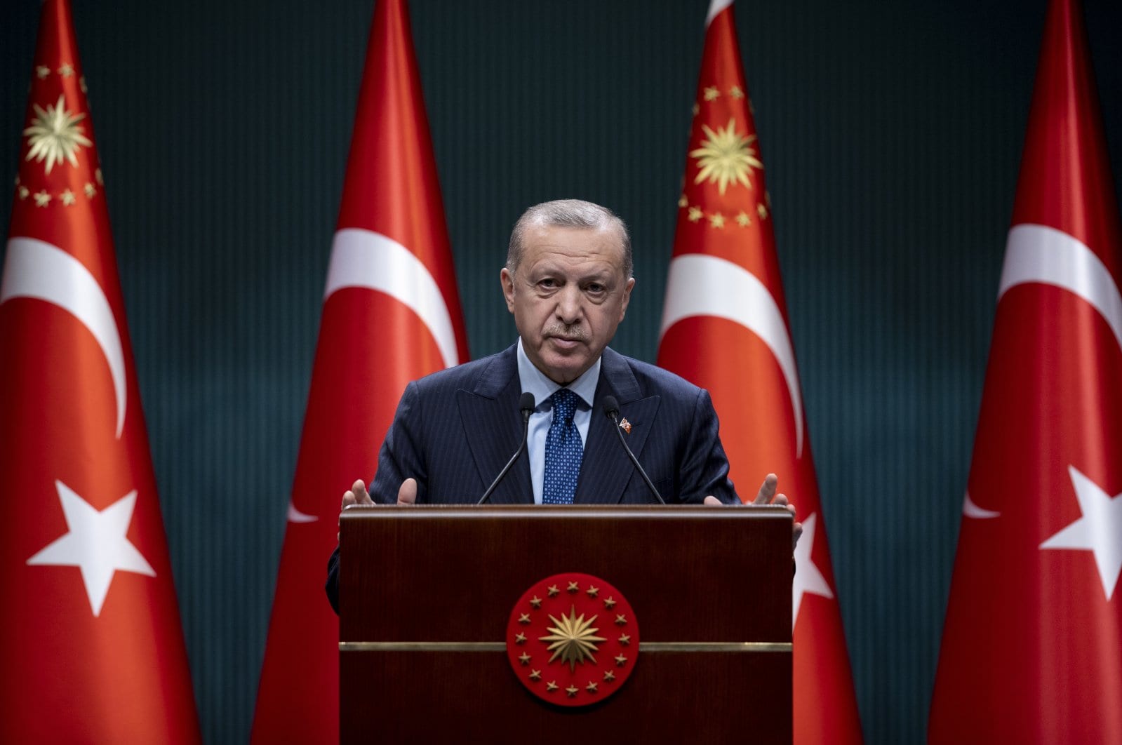 Турция ослабляет ограничения по COVID-19, открывает кафе и рестораны