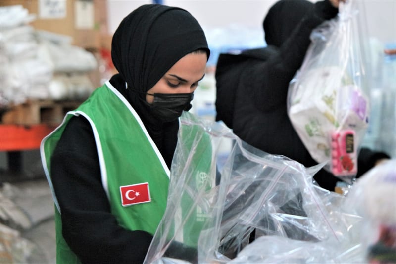 Women from Turkey&#8217;s Bursa province help Syrian refugees in camps