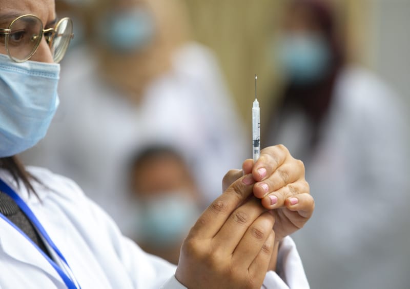 Полная вакцинация &#8212; «самое эффективное оружие» против штаммов коронавируса: эксперт