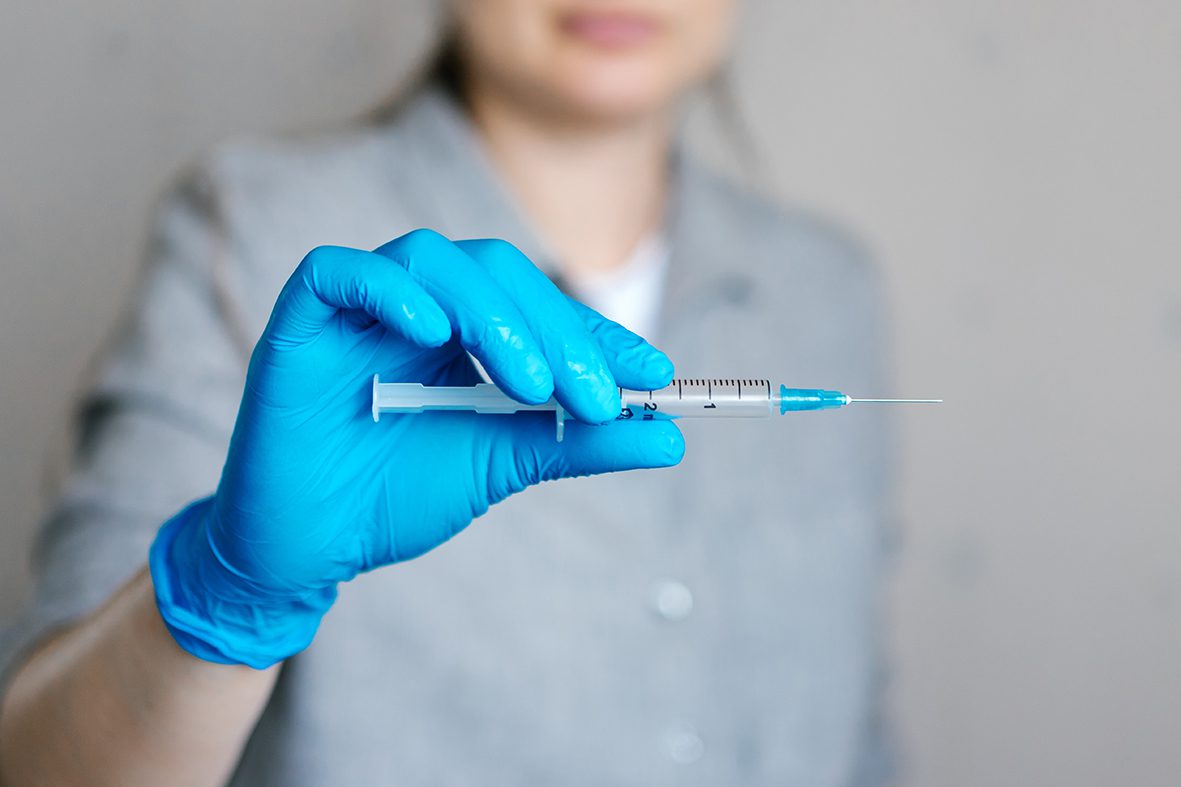 Производители вакцин изучают Омикрон и тестируют привику против нового штамма