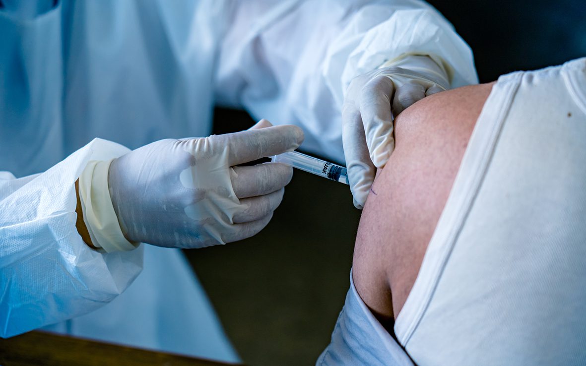 Неактивные вакцины могут обеспечить более высокую защиту от варианта Омикрон: эксперт