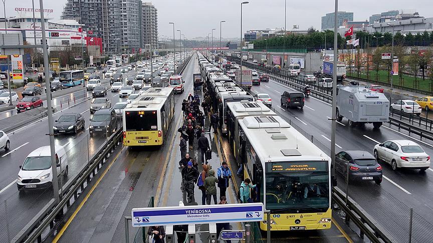 Метробусы полностью турецкого производства перевозят людей в Стамбуле