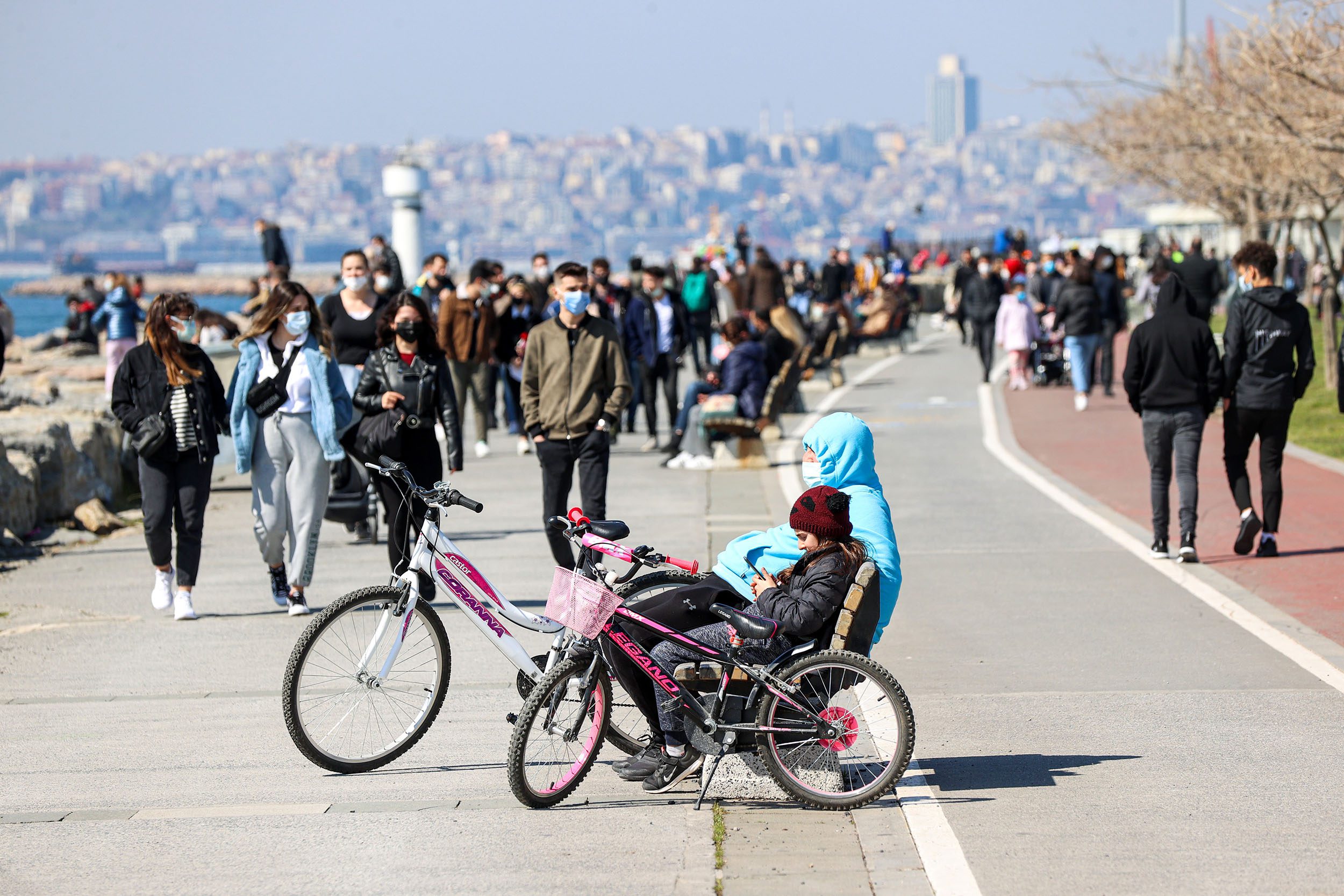 В Турции смягчют COVID-карантин и правила тестирования