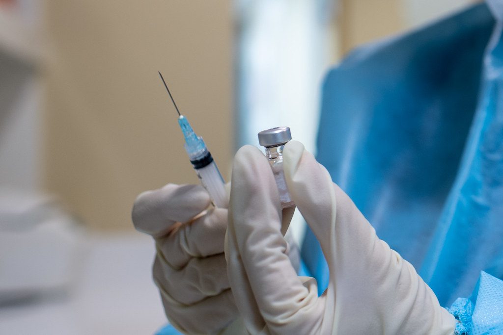 Великобритания одобрила вакцину против оригинального штамма COVID-19 и варианта омикрон