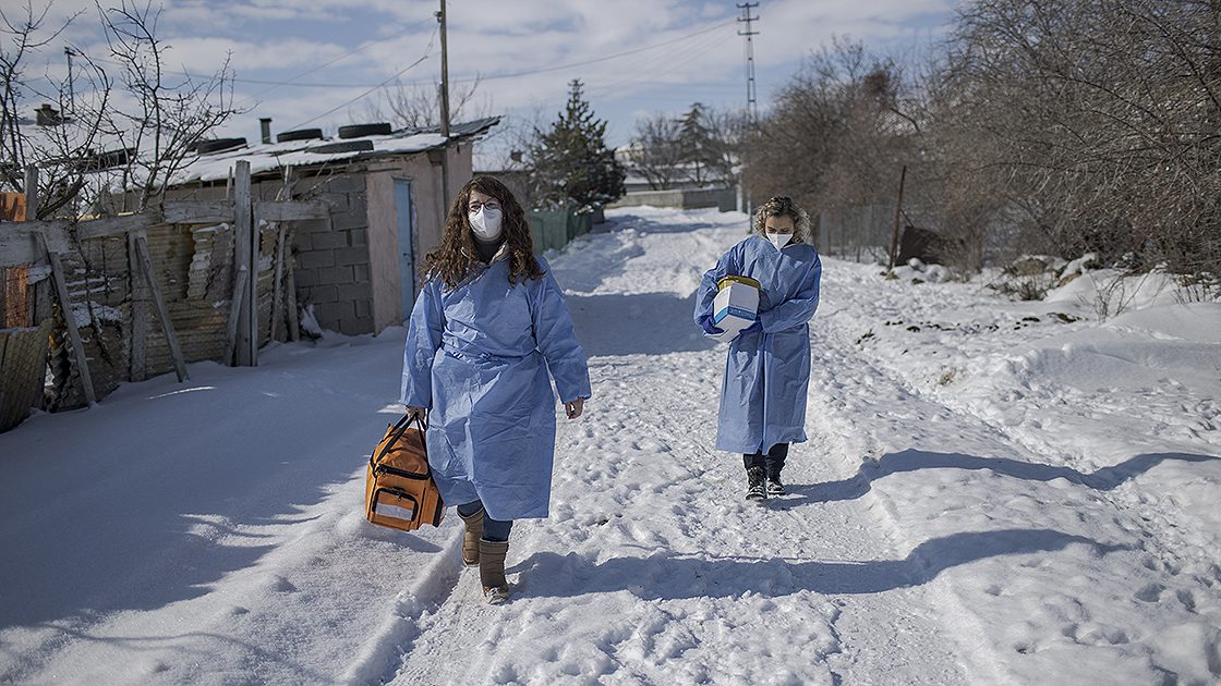 Турецкие мобильные бригады по вакцинации стойко переносят суровые зимние условия
