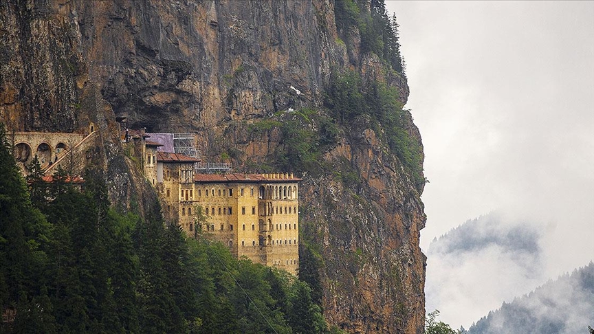 Монастырь Сумела на севере Турции привлекает посетителей